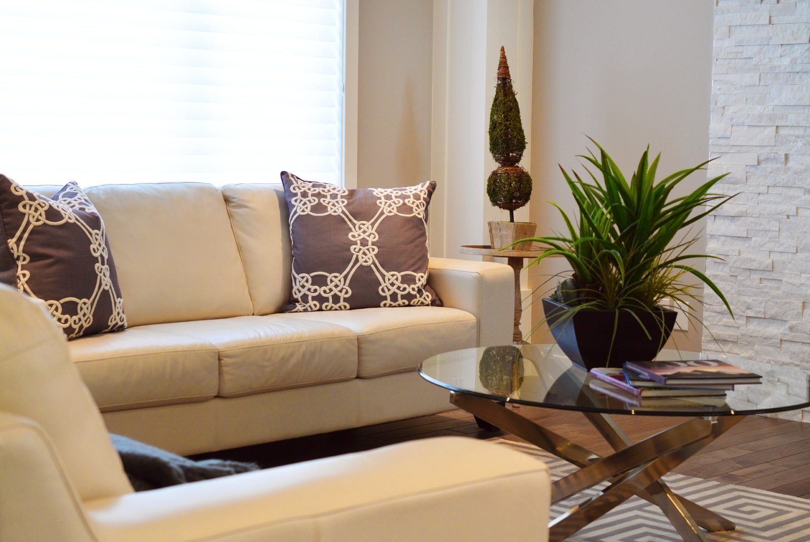 Comfortable sitting room shown on the current ReadyToHost website